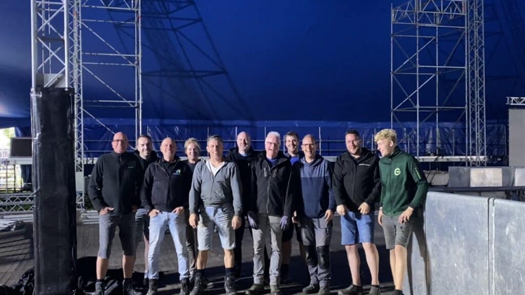 Vrijwilligers bouwen de festivaltent op van Grootebroek Gaat Los in Westfriesland, september 2025